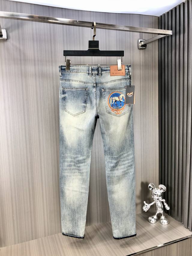 hermes 爱马仕 2025春夏最新推出男士牛仔裤新品 重工水洗牛仔面料 定制面料和一般牛仔布料比起来 更加柔软舒适 超重工洗水工艺 双工艺洗水 整条裤子 手