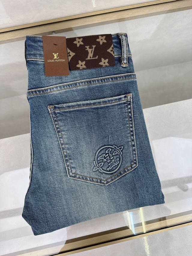 Lv 2025早春新款现货上市 原单爆款牛仔裤超级定制款 原版五金 超级重工工艺 版型超赞细节做工无可挑剔 款式不挑人 特别高档 好货不等人 看中赶紧下手 尺码