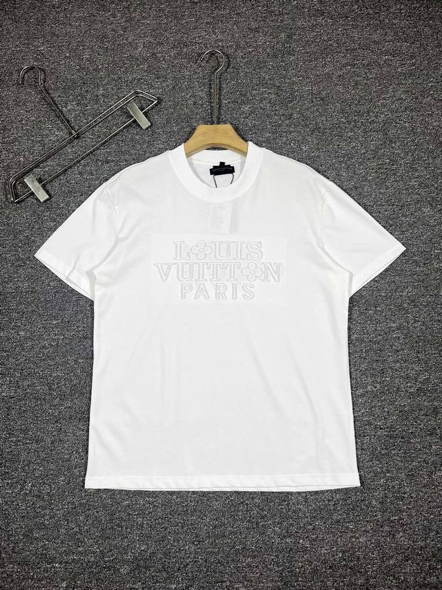 Lv2025年春夏系列 h8031 1.颜色 黑色 白色 2.尺码 S-3Xl 3.版型 微阔短袖T 4.成份 潮棉平纹面料 245克重 100%纯棉 手感挺括