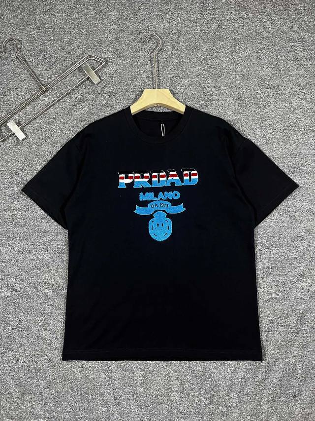 普拉达2025年春夏系列 h8036 1.颜色 黑色 白色 2.尺码 M-3Xl 3.版型 微阔短袖T 4.成份 潮棉平纹面料 245克重 100%纯棉 手感挺