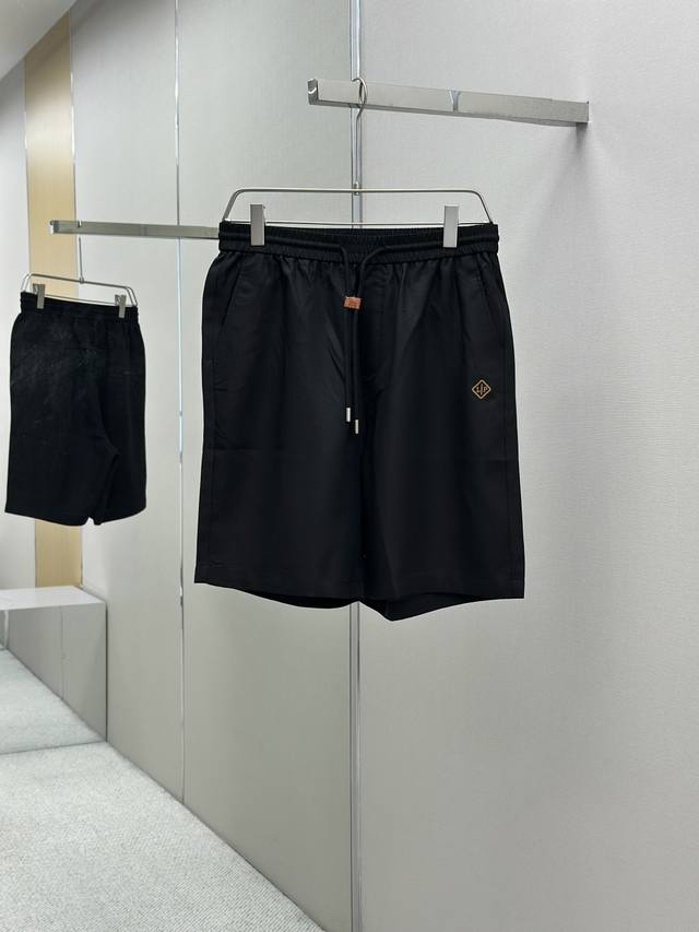 lp 120Ss春夏新款短裤 美学的焕新诠释,演绎浓郁的格调型时尚风范,细节感和设计感强悍.经典品牌标识做为色彩搭配,演绎经典的品牌时尚,为整体造型增光添彩.进