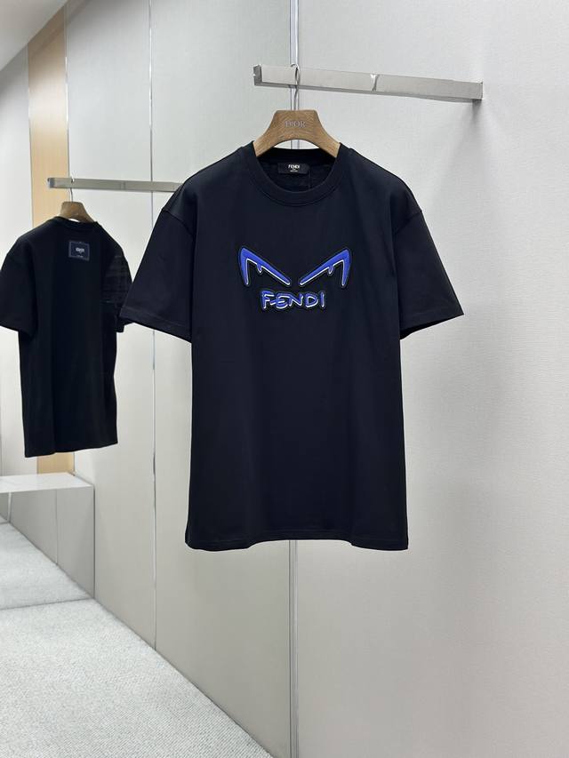 fendi 25Ss春夏新款首发专柜最新款短袖圆领T恤 高端订制 设计前卫时尚 品牌Logo重工艺设计 高端定制230克面料.手感柔软.穿着舒适.专柜级别精致车