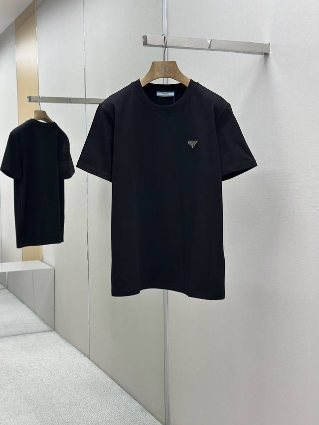 prada 25Ss春夏新款首发专柜最新款短袖圆领T恤 高端订制 设计前卫时尚 品牌Logo重工艺设计 高端定制230克面料.手感柔软.穿着舒适.专柜级别精致车