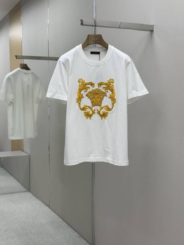 versace 25Ss春夏新款首发专柜最新圆领T恤 高端订制 设计前卫时尚 品牌Logo重工艺设计 高端定制240克面料.手感柔软.穿着舒适.专柜级别精致车线