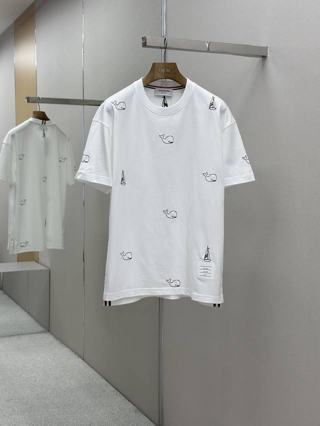 tb 25Ss春夏新款首发专柜最新圆领T恤 高端订制 设计前卫时尚 品牌Logo重工艺设计 高端定制240克面料.手感柔软.穿着舒适.专柜级别精致车线.做工精细