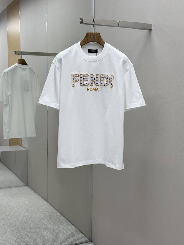 fendi 25Ss春夏新款首发专柜最新圆领T恤 高端订制 设计前卫时尚 品牌Logo重工艺设计 高端定制240克面料.手感柔软.穿着舒适.专柜级别精致车线.做