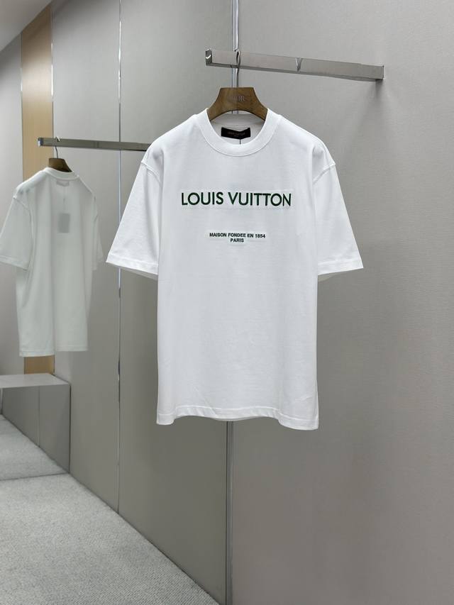loewe 25Ss春夏新款首发专柜最新圆领T恤 高端订制 设计前卫时尚 品牌Logo重工艺设计 高端定制240克面料.手感柔软.穿着舒适.专柜级别精致车线.做