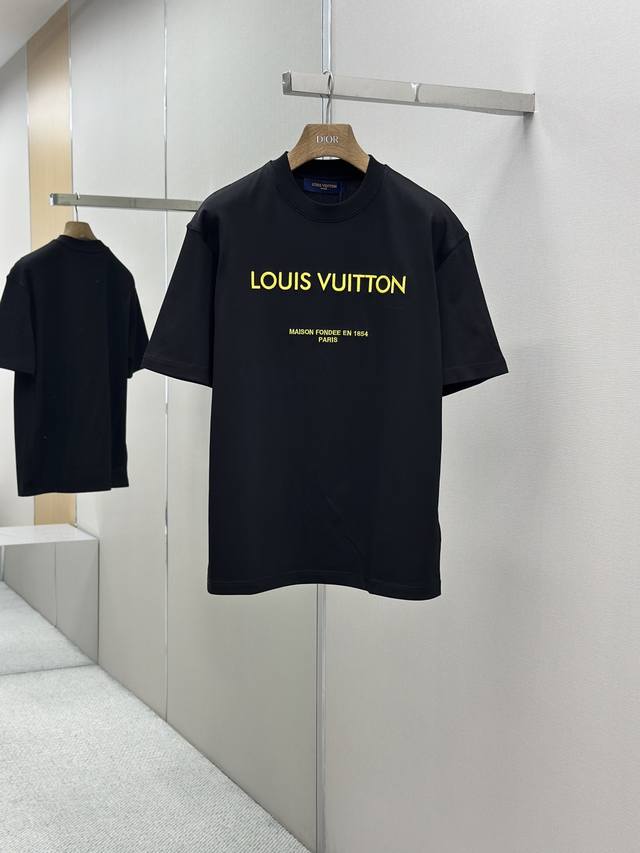 lv 25Ss春夏新款首发专柜最新圆领T恤 高端订制 设计前卫时尚 品牌Logo重工艺设计 高端定制240克面料.手感柔软.穿着舒适.专柜级别精致车线.做工精细