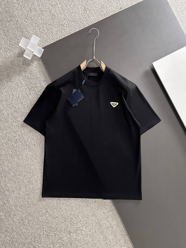 M-3Xl 普拉达 25Ss春夏新款首发专柜最新款短袖圆领T恤 高端订制 设计前卫时尚 品牌Logo重工艺设计 高端定制230克面料.手感柔软.穿着舒适.专柜级