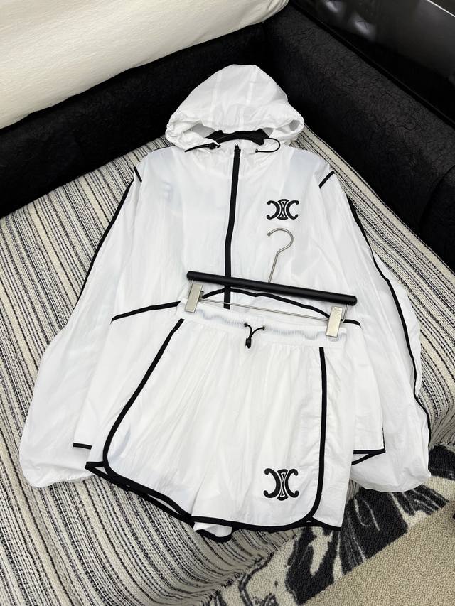 爆款现货 原单品质 Celin* 25春夏新品防晒衣套装 高端定制戴帽印花外套 搭配松紧腰短裤 极简主义风法式优雅的慵懒风 休闲又时髦 立体剪裁版版型可甜可盐减