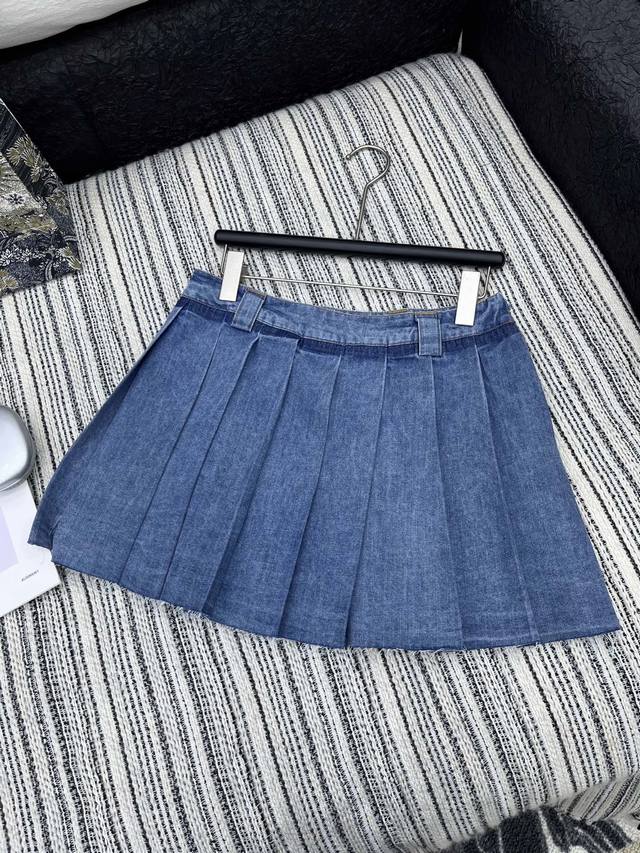 爆款现货 原单品质 Miu * 刺绣字母百褶牛仔短半裙 采用高端定制面料 牛仔穿起来非常舒适 常规设计 包容性好 色系增添视觉魅力 而且裤子的纹路会非常细腻 是