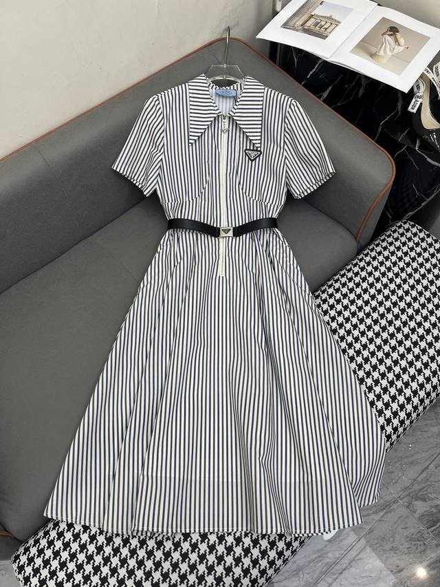prad* 25Ss新款条纹翻领连衣裙 三角标装饰 搭配皮带 时尚气质款 单色三码Smla807p