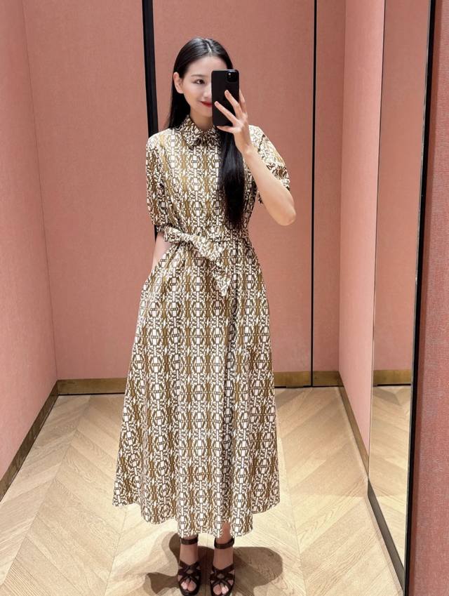 max Mar*25夏季新款 翻领印花腰带连衣裙 通体满印字母元素图案 袖口宽边束紧打造端庄大方感腰间融入本布系带轻松勾勒曼妙身形 上身非常好看 妥妥高阶气质女
