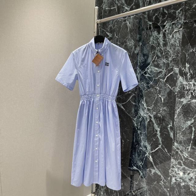 miu 25夏季新款 松紧腰条纹短袖衬衫连衣裙 经典品牌Logo刺绣点缀 收腰裙摆灵动飘逸 勾勒曼妙身姿 无论是漫步街头还是出席休闲聚会 它都能让你优雅出众 成