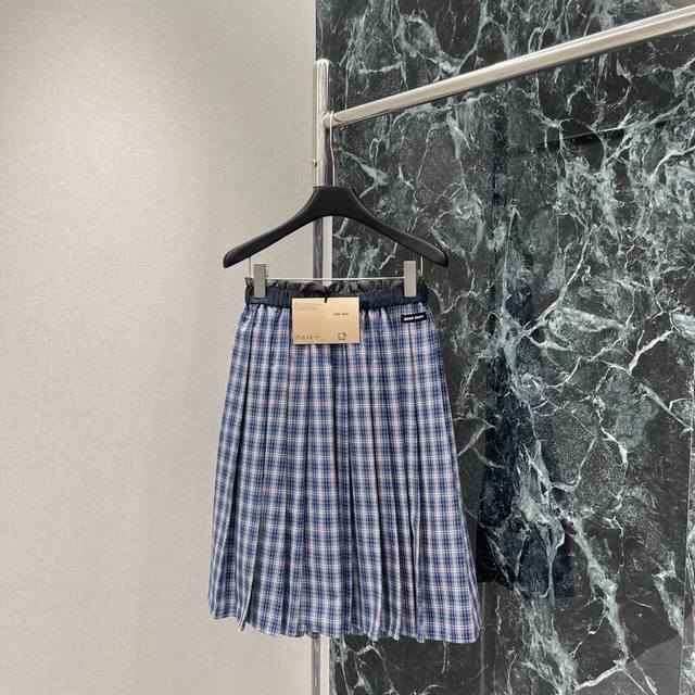 miu 25夏季新款 格纹百褶长半裙 松紧中高腰百褶裙身 一条裙子超大用料 褶位和褶量精致 垂感非常好 裙身点缀Logo贴布增添亮点 上身非常有立体感 一个色现