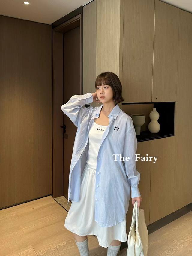 miu 25夏季新款 条纹翻领衬衫裙 胸前采用撞色字母 形成颜色碰撞 增添休闲时尚感 视觉效果更显丰富 搭配同系列超级好看 超嗲樱花粉的色系减龄又甜美 彰显高端