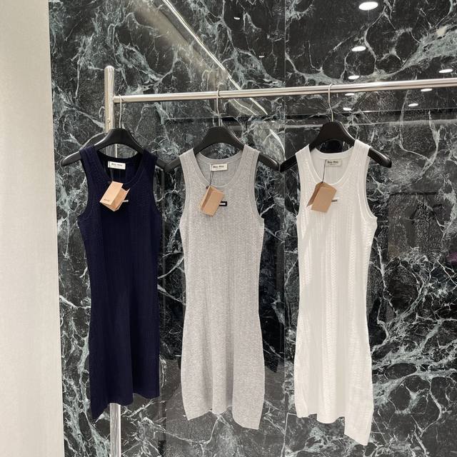 miu 25夏季新款 微标针织背心裙 胸前饰以字母徽标装饰 展示品牌调性 小巧又别致 百搭款式不挑年龄肤色 简约又百搭 低调中透着精致感 轻松适配各种风格 三个
