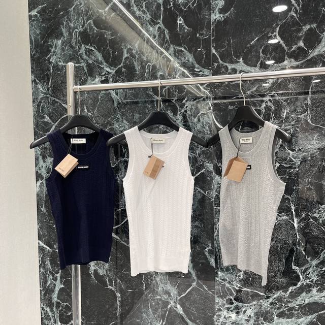 miu 25夏季新款 微标针织背心 胸前饰以字母徽标装饰 展示品牌调性 小巧又别致 百搭款式不挑年龄肤色 简约又百搭 低调中透着精致感 轻松适配各种风格 三个色