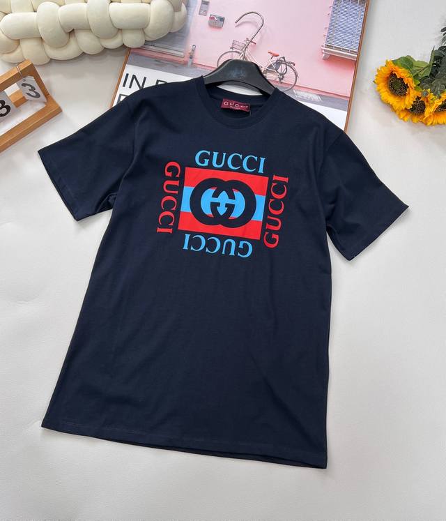 Gucci2025新款圆领印花字母短袖T恤 定制Yb原生全棉材质 透气舒适 质感十足 宽松T恤裁剪 凸显品牌格调 采用克重纯棉制成 略带有弹力 呈现显瘦视觉效果