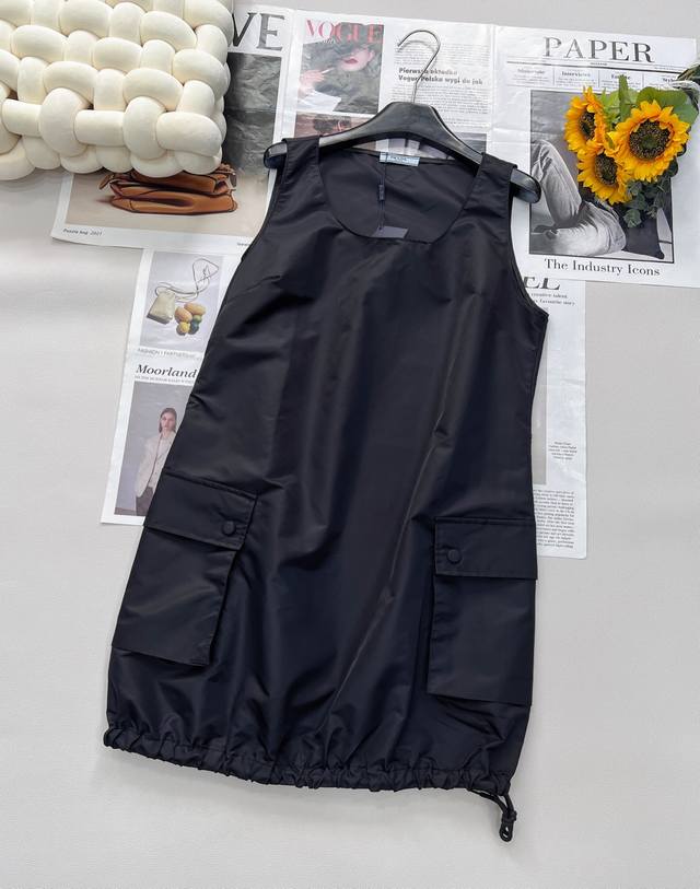 prada2025春夏新款工装大口袋尼龙背心裙 延续小A字娃娃裙剪裁 自带甜美减龄属性 仿佛一键回到少女时代 大开口U字领 不仅修饰颈部线条 更超适配各种叠搭