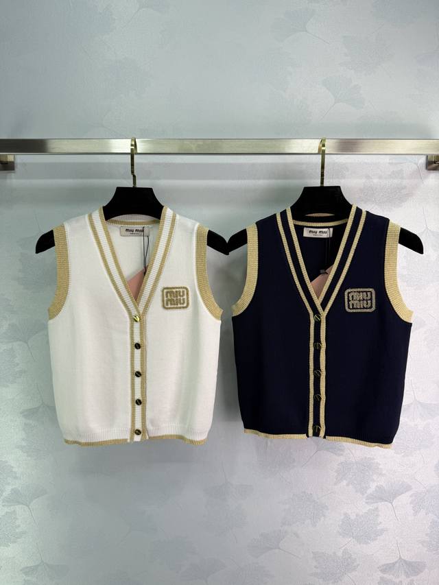 Miumi*2025新品上架 撞色包边针织马甲 定制Yb丝毛纱线织造 柔软舒适 洋气显瘦 V领马甲剪裁 通体包边以金色螺纹环绕 充分彰显缪系华贵质感 增添时尚浪