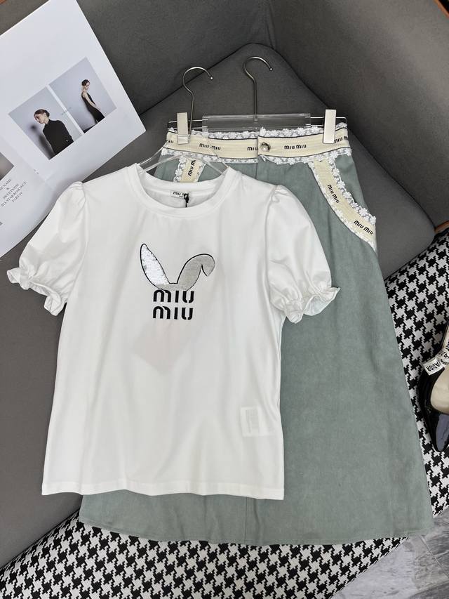 Miumi* 25Ss新款木耳边袖T恤半身裙套装 花边橡筋拼接设计 时尚大方 单色三码Smla807