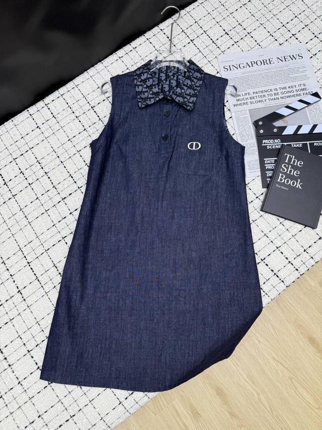 精致感翻领小A裙 Dio*25Ss 里衬印花Logo翻领连衣裙 是日常和通勤兼备的牛仔裙 各种场合都百搭 重点是完全不挑人 无袖设计直筒版型 最最藏肉 裙长恰到