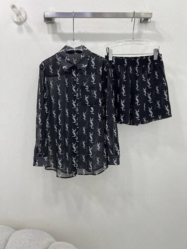 Ysl 25新款防嗮套装 黑白撞色满幅字母Logo印花图案 夏日氛围感拉满 30D面料透气又不闷热 高完全不挑人 颜色高级 光泽度好 翻领衬衣上衣短裤 的组合