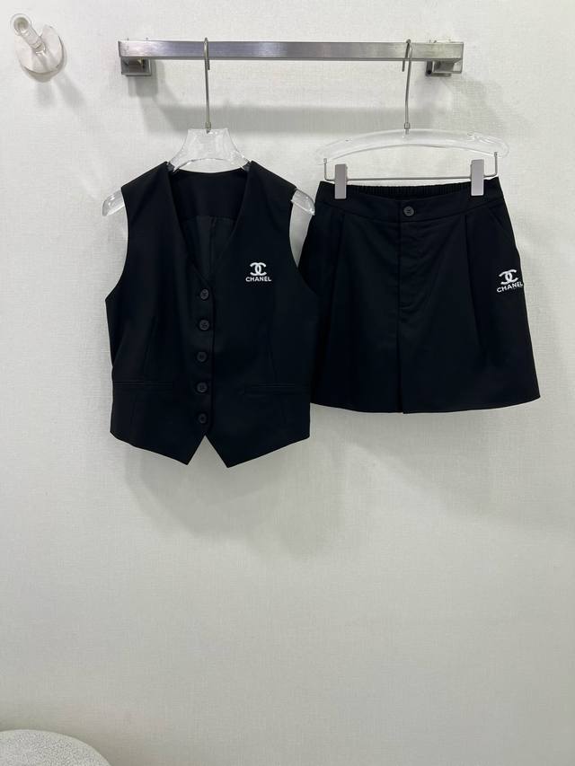 Chan*L 25新款套装 马甲与短裤两件套套装 整套出售 胸前裤身香家字母Logo刺绣马甲与百褶裙两件 一套出 这款选用优质面料 轻奢高级感油然而生 精致的工