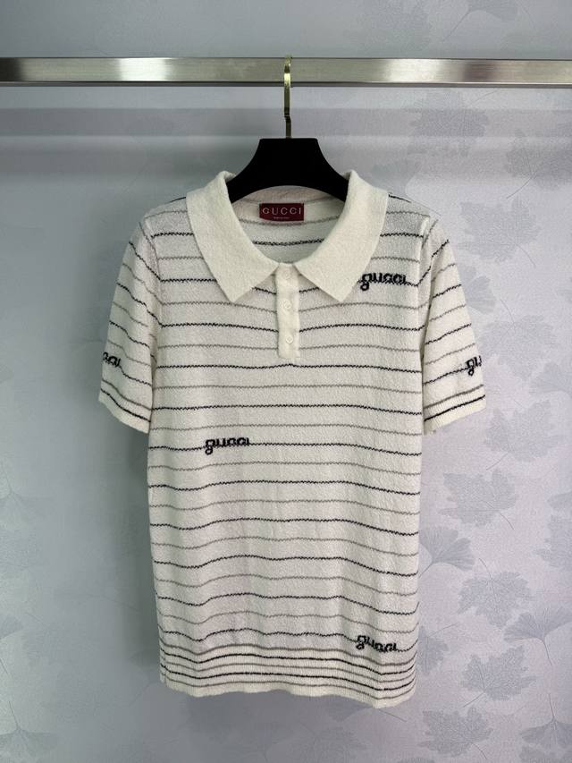 Gucc*自带松弛感滤镜的短袖上衣 主打一个 毫不费力的时髦 夏日穿搭 舒适是王道 这条法式气质针织裙 采用亲肤面料 透气性满分 炎炎夏日也清爽自在 针织元素自