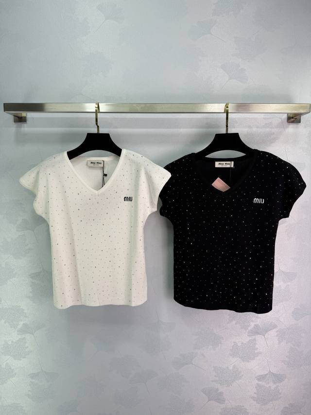 Miu Mi*V领短袖针织上衣 黑白两色可选 衣服上有精致的小烫钻点缀 特别好看 2色3码Sml T226B
