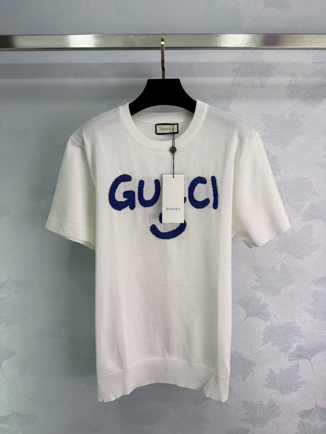 Gucc*这款Cucci官网同款笑脸字母印花短袖T恤 夏日必备 绝对是你的衣橱新宠 棉质面料 舒适透气 宽松版型 休闲百搭 无论是日常出街还是周末聚会 都能轻松