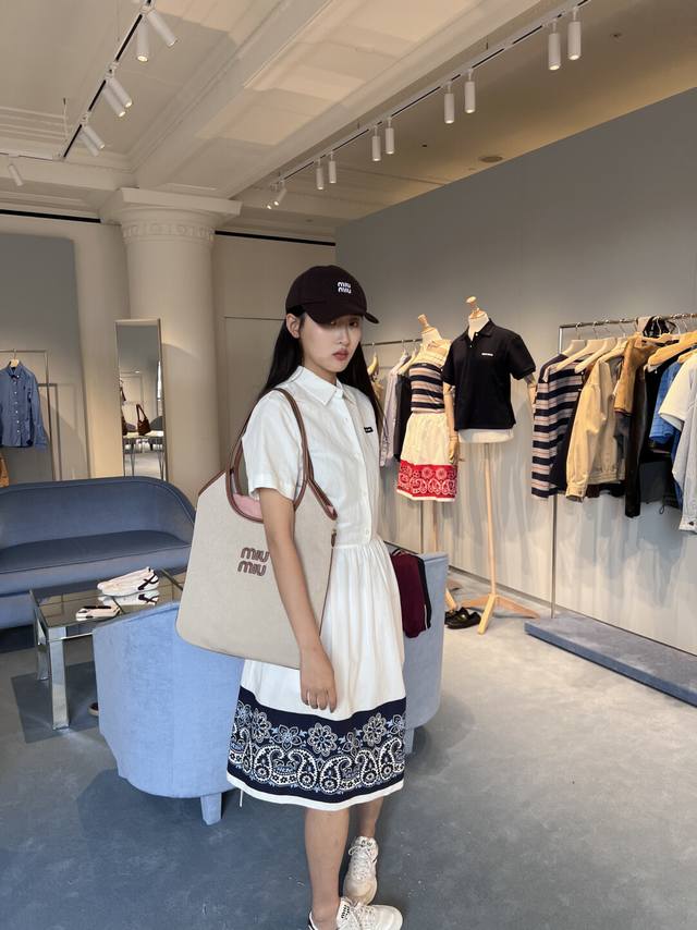 Miumi* 25Ss春夏新款 徽标波西米亚风格衬衫式短袖中长款连衣裙丨独家Yb开发 高版出品 经典白衬衫领 优雅又干练 裙摆的深蓝色腰果花印花和鲜明的色彩碰撞
