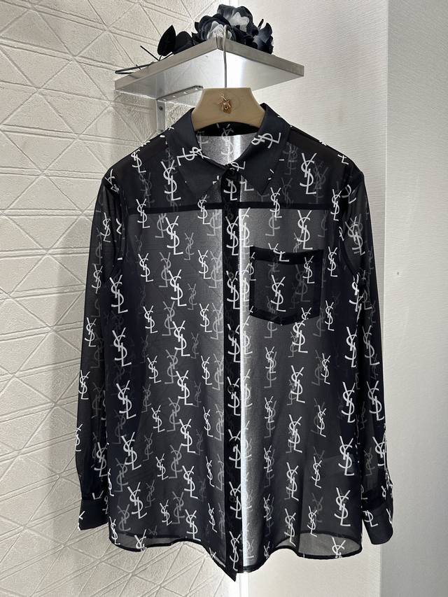Saint Lauren*2025新品上架 印花廓形衬衫短裤套装 定制Yb进口斜纹稠材质 质感垂顺舒适 正肩翻领衬衫高腰弹力短裤套装 通体满印字母图案 老钱松弛