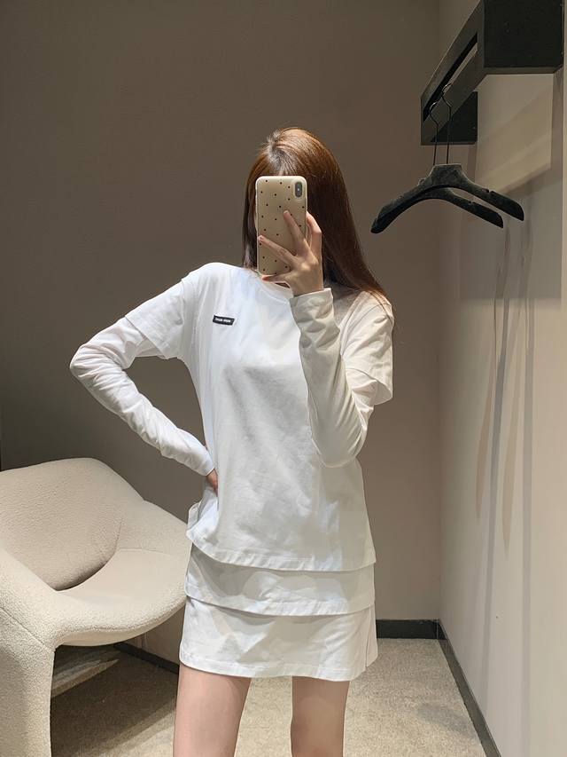 Miumi*25Ss春夏新款 知识分子时髦风微标圆领长袖T恤三件套丨独家Yb开发 高版出品 叠穿也很适合今年的流行 可甜可盐版型百搭不挑人 做工品质看细节 现货