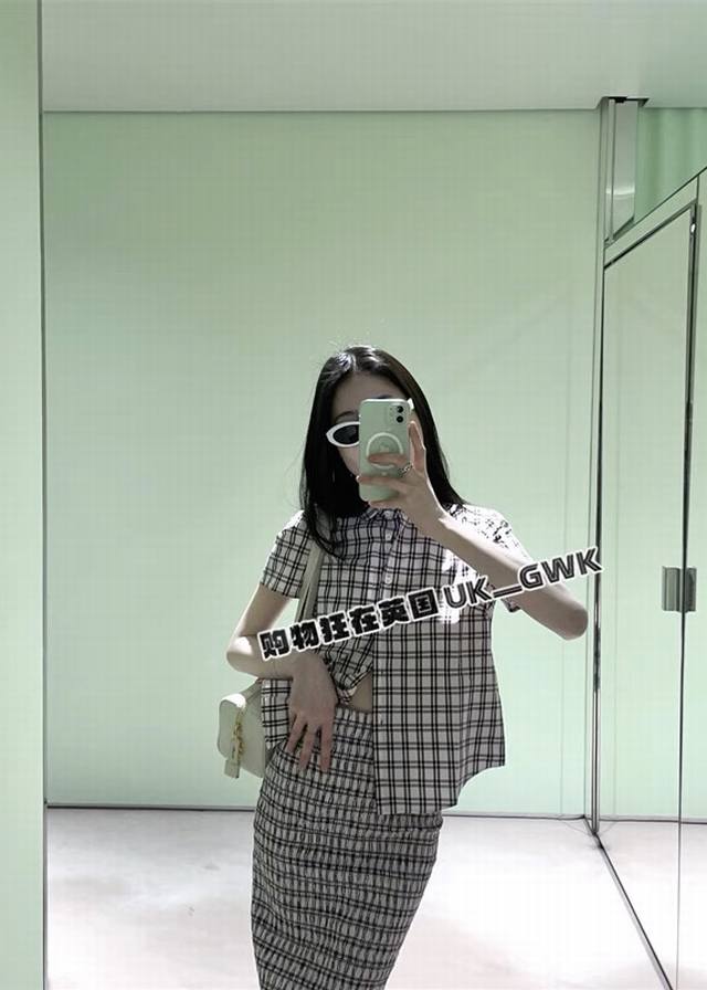 prad* 25Ss春夏新款 复古格纹撞色短袖衬衫丨独家Yb开发 高版出品 经典格纹交织 简约利落的剪裁 契合现代都市节奏 短款版型巧妙拉长身形比例 释放随性洒