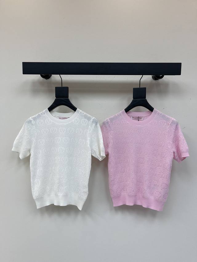 Valentin*25新款提花Logo针织短袖 定制羊毛纱线织造 弹力舒适 透气好穿 针织短袖剪裁 通体提花图案配合凹凸肌理字母提花徽标 复古风格强烈 常规版型