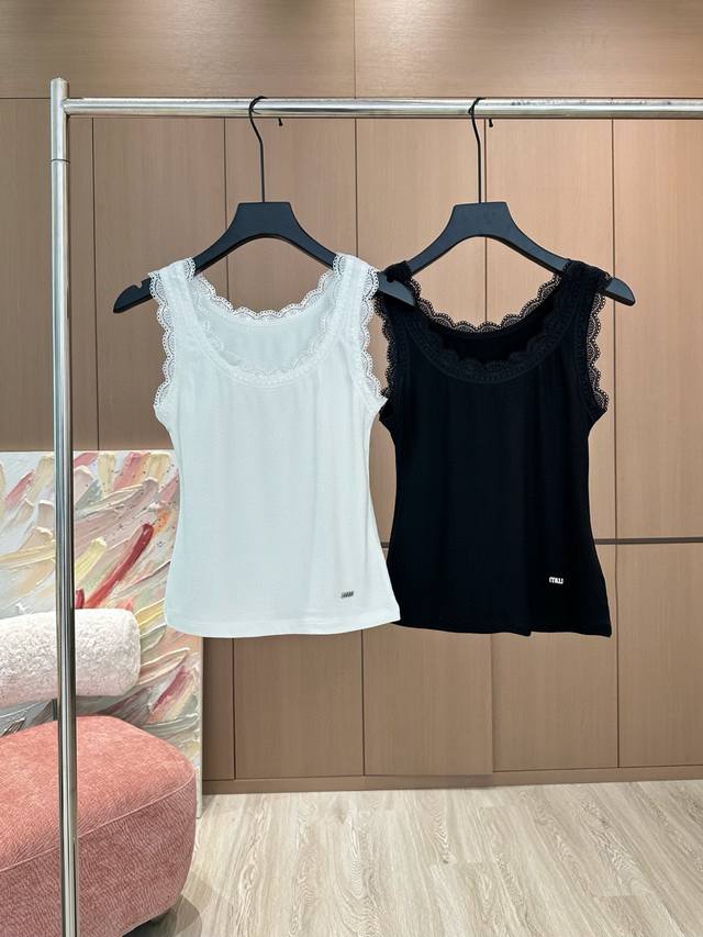 爆款现货 原版定制 Miu Mi* 25Ss 春夏新款蕾丝背心 手工钻字母装饰 高版出品 进口高支数纯棉面料质感无敌 减龄少女气质百搭 经典修身H版型巨减瘦 时
