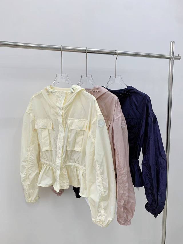 爆款现货 原单品质 Mon* 2025新品戴帽裙摆防晒外套 定制Yb进口材质 舒适好穿 挺括有型 精致贴标凸显品牌高级感 丰富视觉效果 荷叶边下摆设计 多种穿搭
