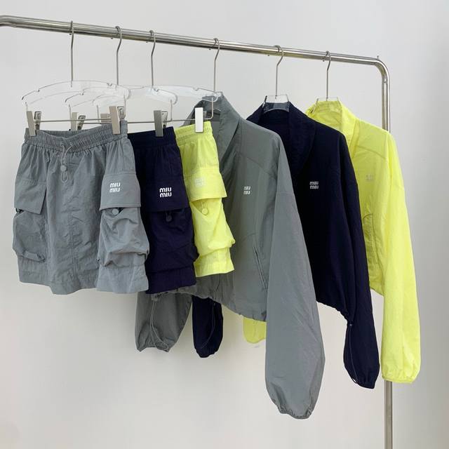 爆款现货 原单品质 Miu Mi* 25春夏新品防晒衣套装 高端定制印花外套 搭配松紧腰半裙 极简主义风法式优雅的慵懒风 休闲又时髦 立体剪裁版版型可甜可盐减龄
