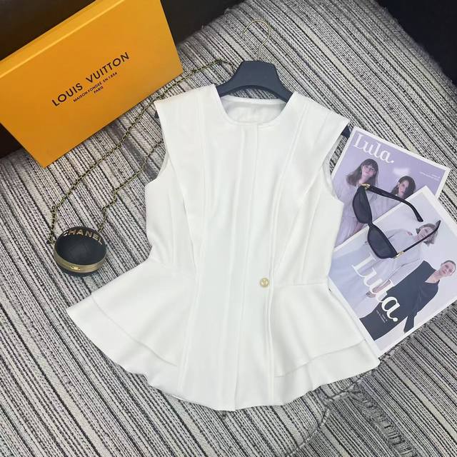 强烈推荐 25年早春夏系列 Lou*新款无袖上衣 荷叶边下摆设计 金属Logo点缀 版型很好 立体剪裁 Sml