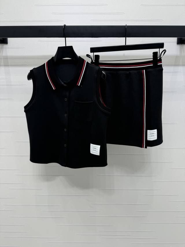 上新原单高端品质 Thom Brown* 2025春夏最新系列 翻领无袖上衣裤裙套装 定制斜纹全棉材质 孔洞明显 舒适透气 无袖翻领多彩条纹撞色 时尚优雅 风格