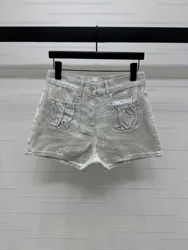 上新原单高端品质 Chane* 2025春夏最新系列 印花牛仔短裤 定制进口斜纹棉牛仔材质 多重水洗挺括有型 对称插兜口袋搭配基础轮廓线耐看高级 增添造型层次感