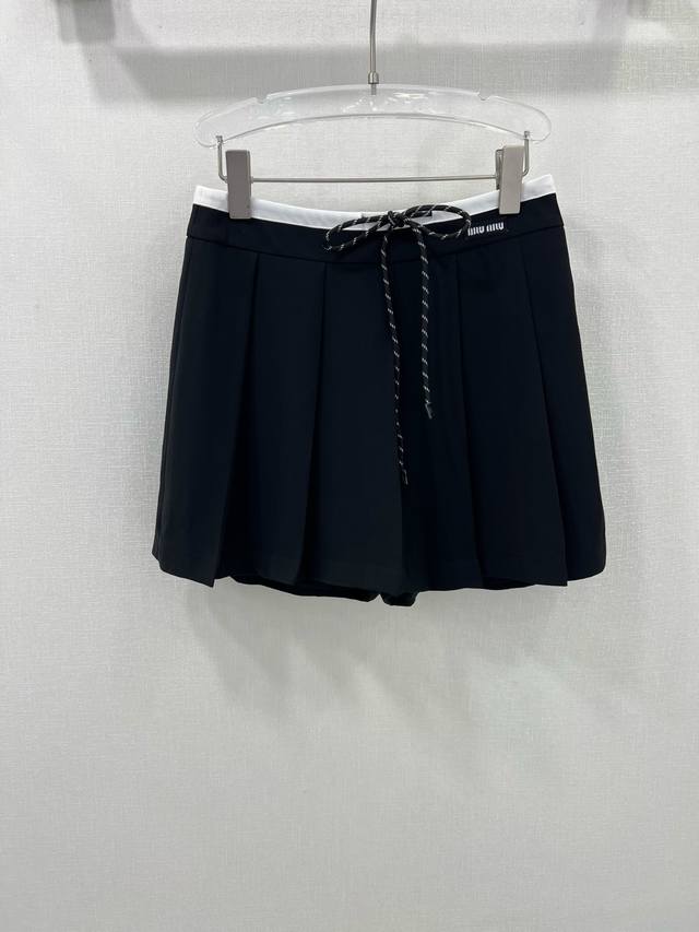 Miumi*25新款百褶短裙 少女知识分子时髦风穿搭 腰头撞色抽绳老钱风百褶短裙 版型上身绝绝子 复古风甜妹穿搭 腰头撞色 经典字母Logo刺绣 低调奢华 内含
