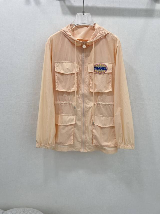 Chan*L 25新款Vintage 中古薄款冲锋衣 防晒外套 胸前四口袋工装风拉满 搭配精美Logo 字母刺绣装饰 定制五金 定制面料 轻薄透气不闷热 连帽腰