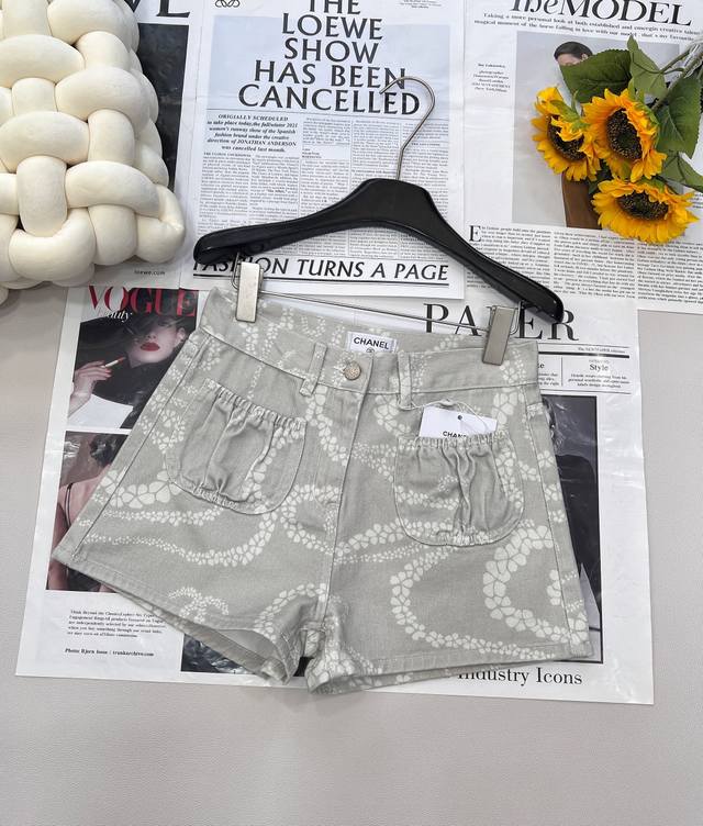 Chanel小香风2025Coco Beach系列新品三色牛仔短裤 粉 蓝 格陵白三色带着浓浓的海风气息登场 灵感来自嘉柏丽 香奈儿热爱的海滨假期 将汉普顿的松