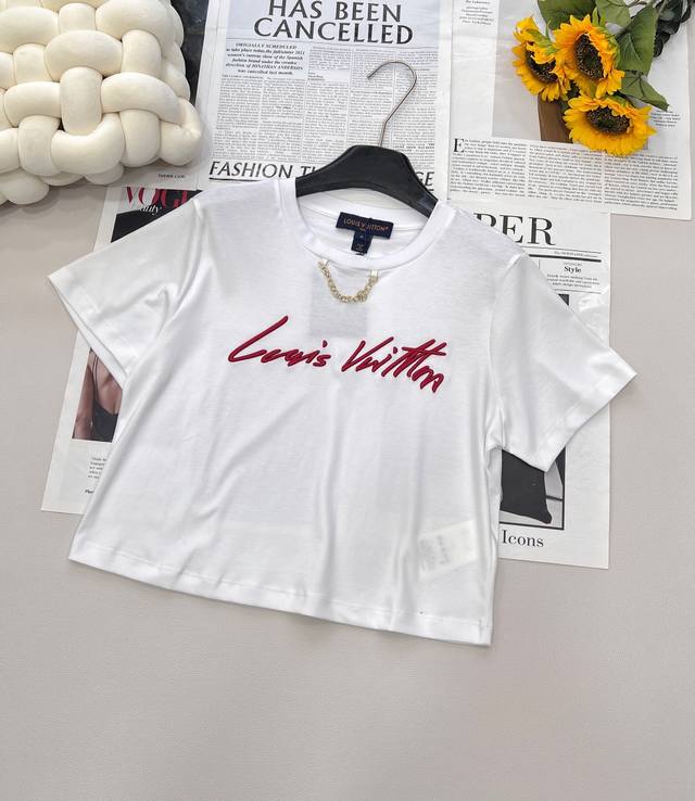 Louis Vuitton 2025新款短款刺绣字母链条T恤 时尚登场 此款T恤严选定制Yb原生全棉材质 透气性能卓越 亲肤触感带来极致舒适体验 质感更是无可挑