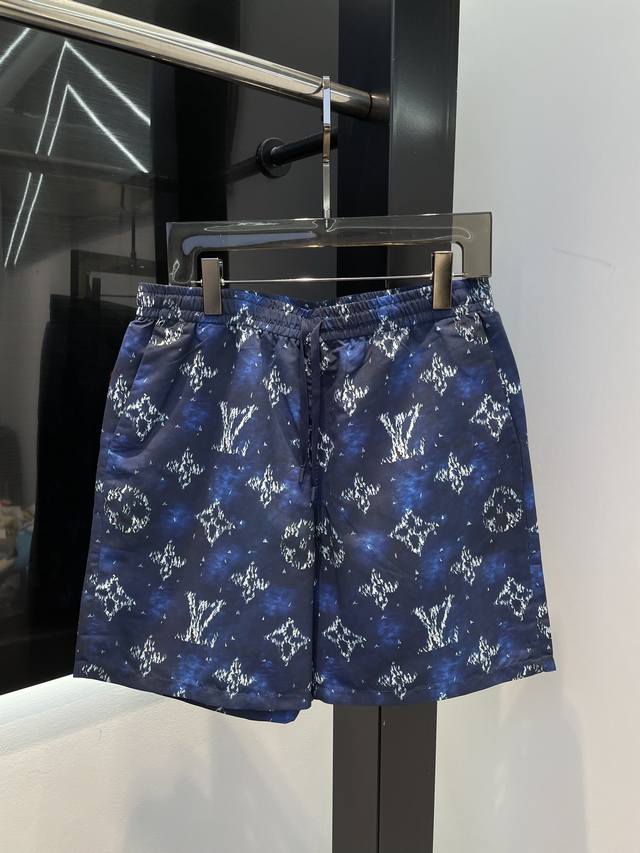 lv*船帆印花图案短裤 工艺说明 棉质府绸浸染深邃色彩 海浪般翻涌的纹理之上 航行的小船图案紧密族拥 组成全幅 Monogram 因案 整体走线平直细腻 面料舒