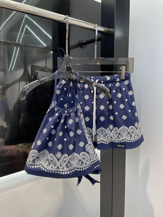 吊带 miumiu 2025春夏最新系列 轻薄透气吊带背心 定制科技面料织造 细腻肌理 透气舒适 吊带背心剪裁 细肩带配特殊图案增添时尚调性 通体条纹交织 搭配