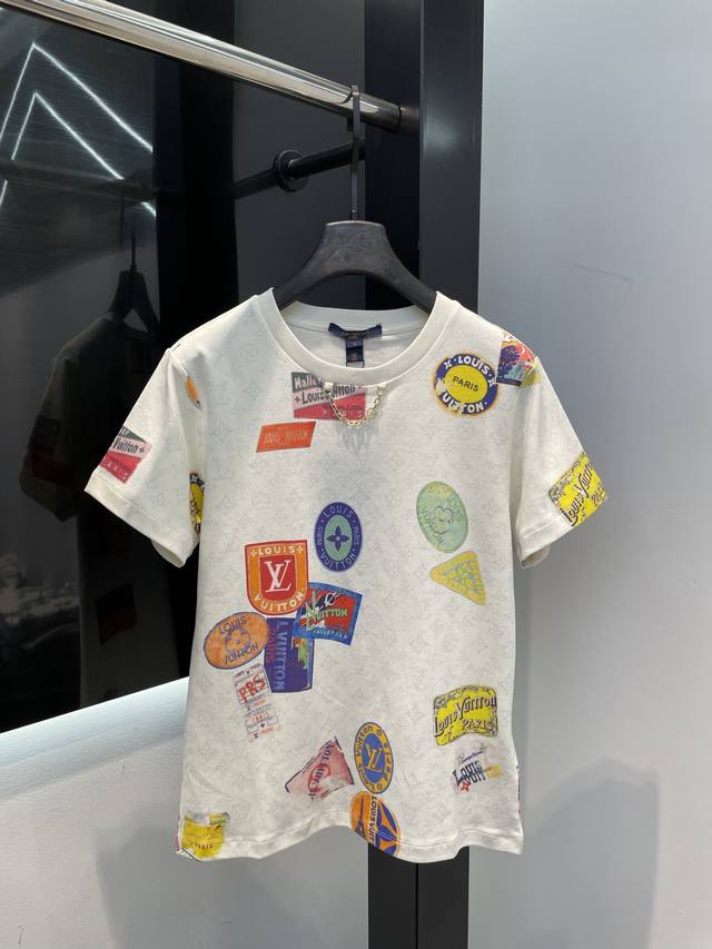 lv* 25新品刺绣短袖T恤 精致短版型上身巨显瘦 大工厂p工艺 低调奢华 时髦精必备单品解锁所有穿搭 认准我家品质 时髦又高级 经典版型百搭不挑人 白色 S